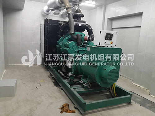 湖南學(xué)校一臺600KW康明斯配英格發(fā)電機組調試現場(chǎng)