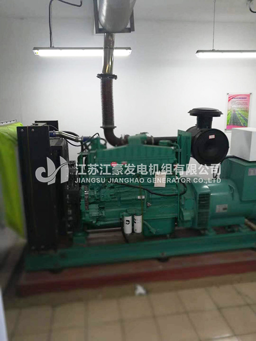 福州酒店一臺300KW康明斯配恒聲機組調試現場(chǎng)